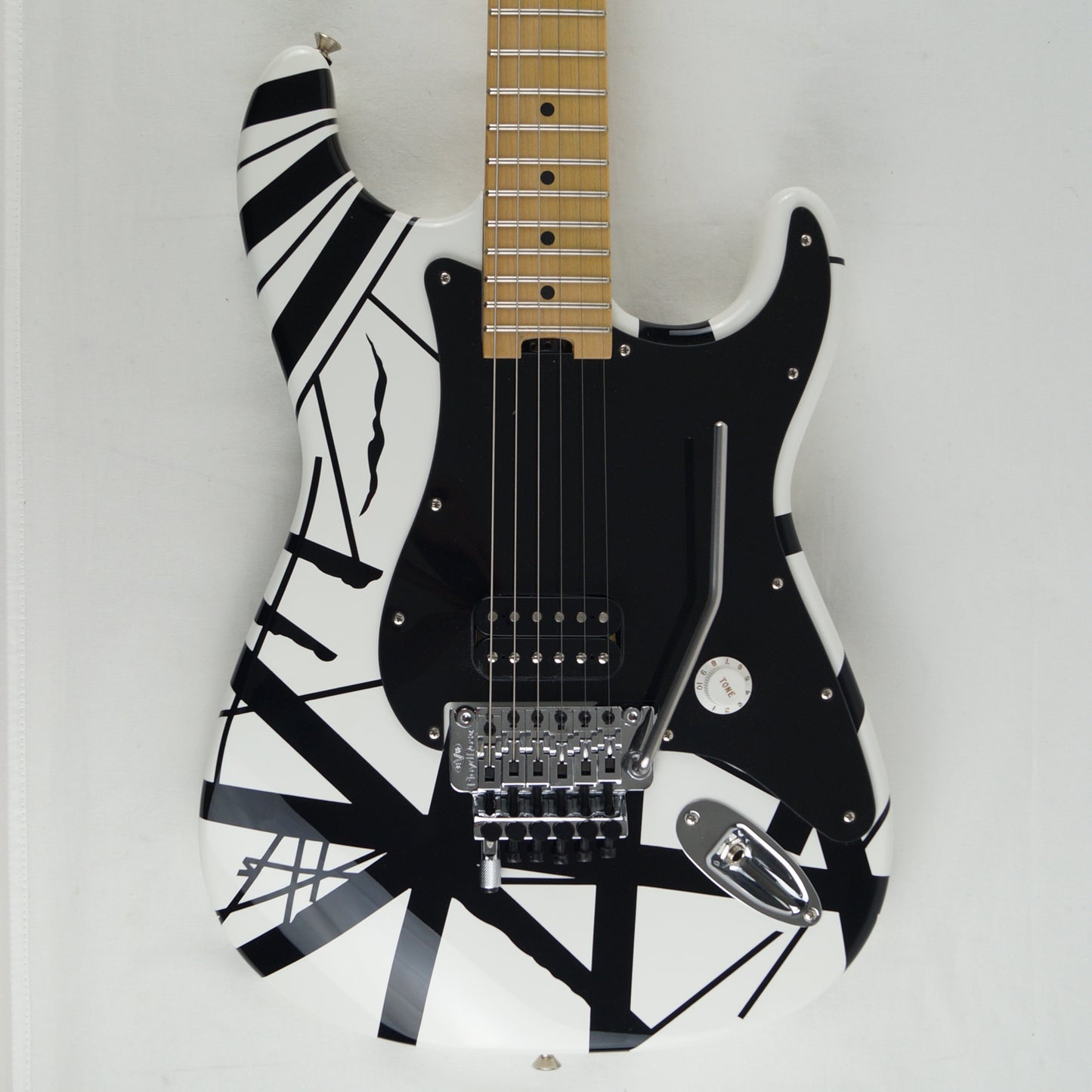 EVH Striped Series - 2014 - White with Black Stripes, Schwarz-Weiß