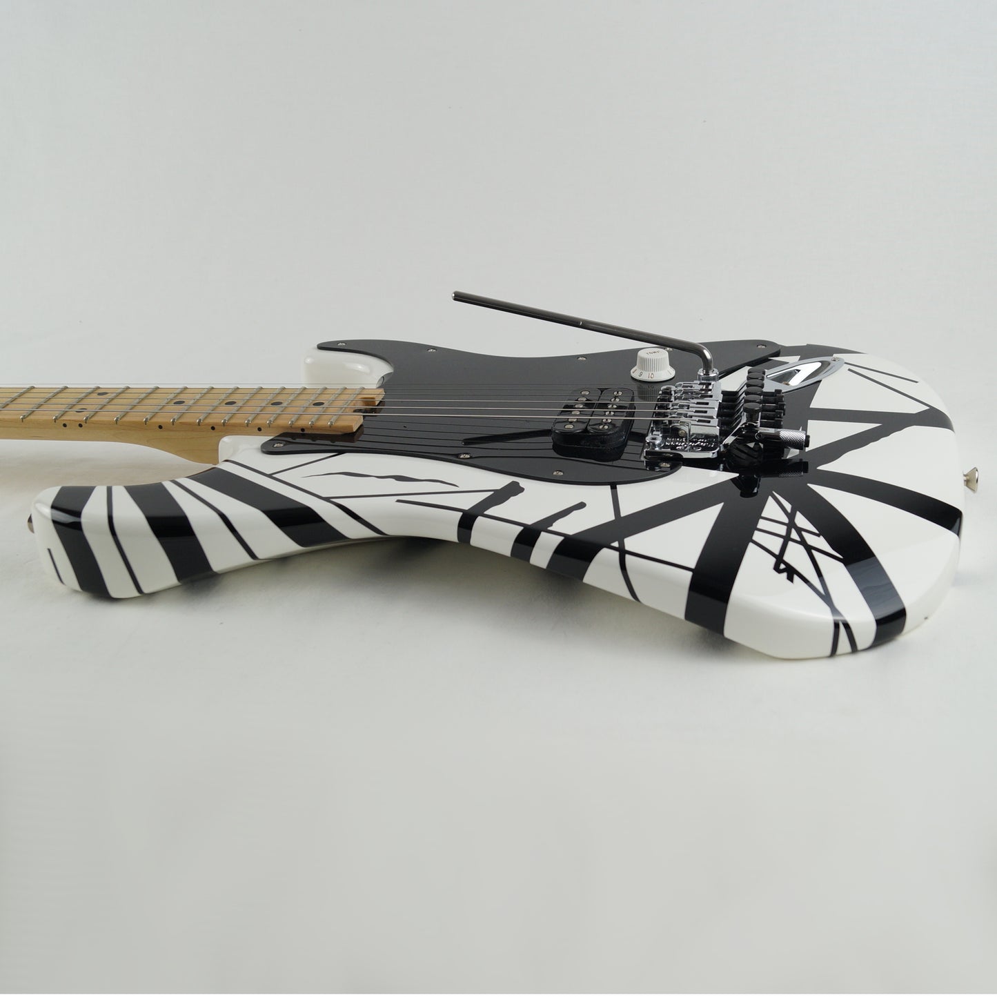 EVH Striped Series - 2014 - White with Black Stripes, Schwarz-Weiß